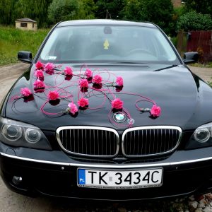 czerwona-dekoracja-na-samochód-ślubny-weddingstory