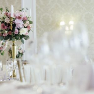 kandelabry-dekoracja-sali-weselnej-florystyka-ślubna