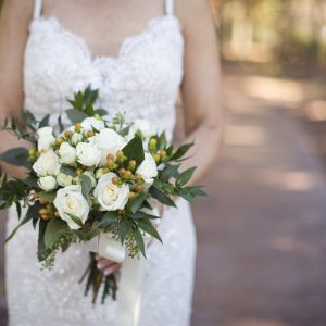 piękny-bukiet-ślubny-z-białych-kwiatów