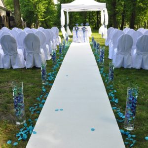 plener-biały-dywan-tuby-szklane-niebieski-ślub